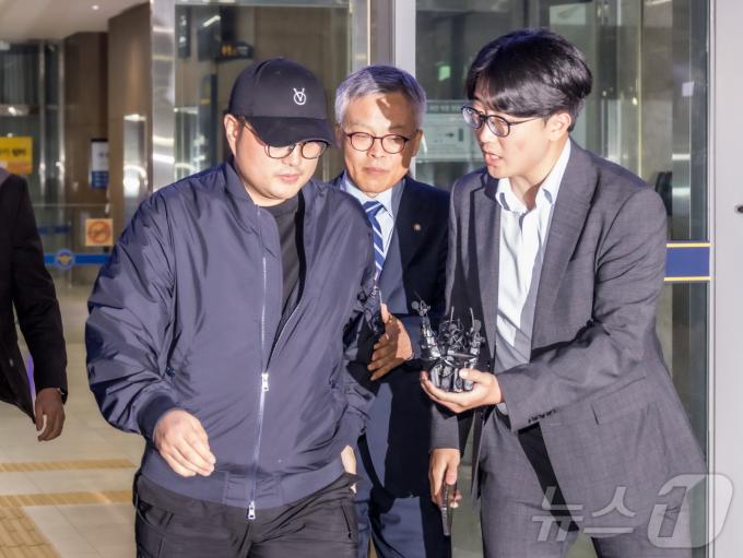 [사진] 취재진 질문 받는 김호중