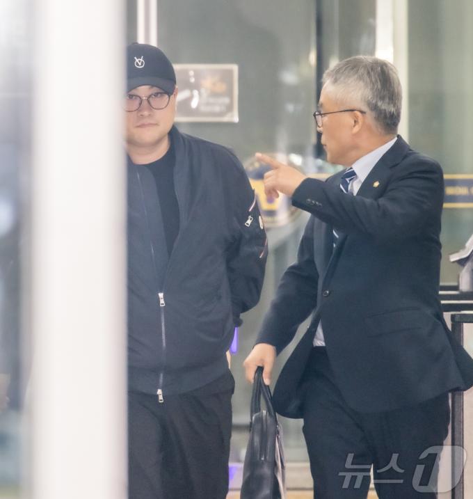 [사진] 조남관 변호사와 경찰서 나서는 김호중