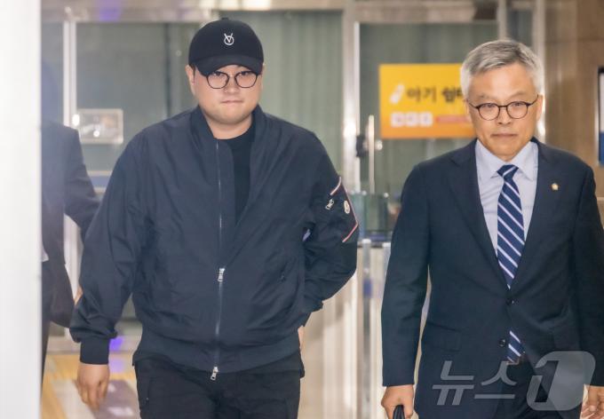 [사진] 조남관 변호사와 경찰서 나서는 김호중