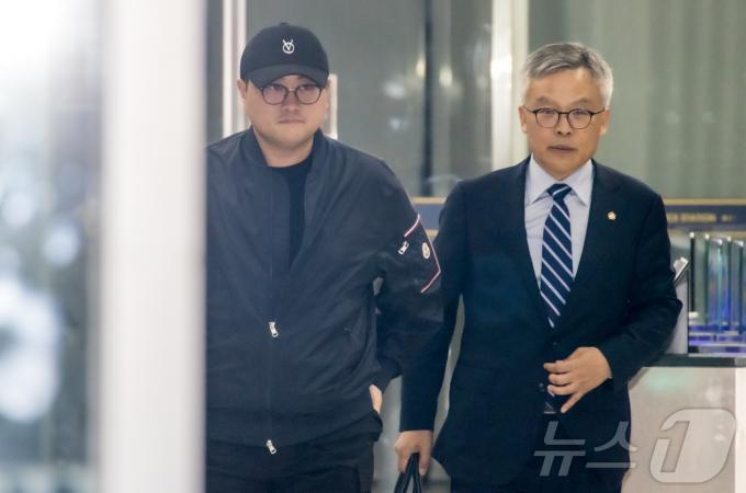 [사진] 조남관 변호사와 경찰서 나서는 김호중