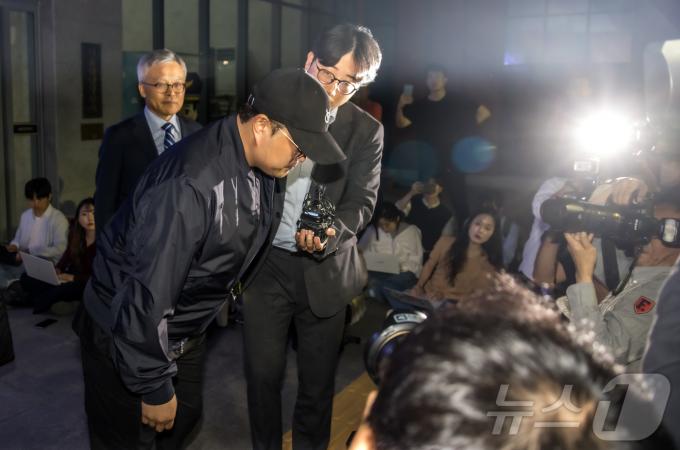 [사진] 고개 숙인 김호중