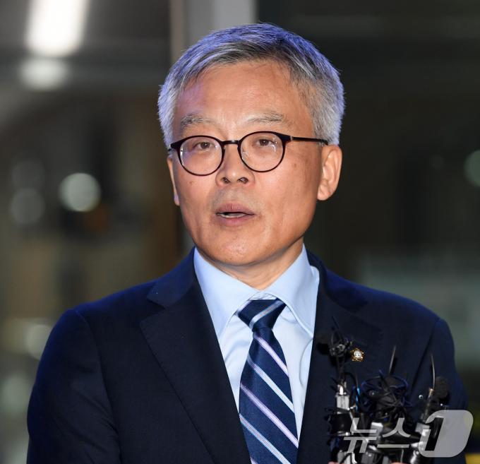 [사진] 답변하는 조남관 변호사