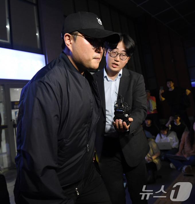 [사진] 입술 꾹 다문 김호중