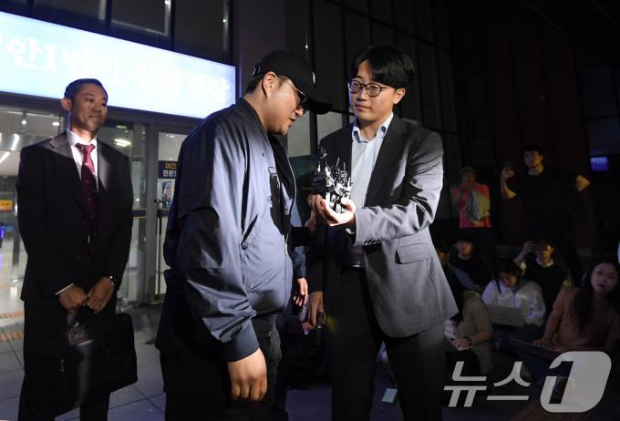 [사진] 조사 끝 귀가하는 김호중