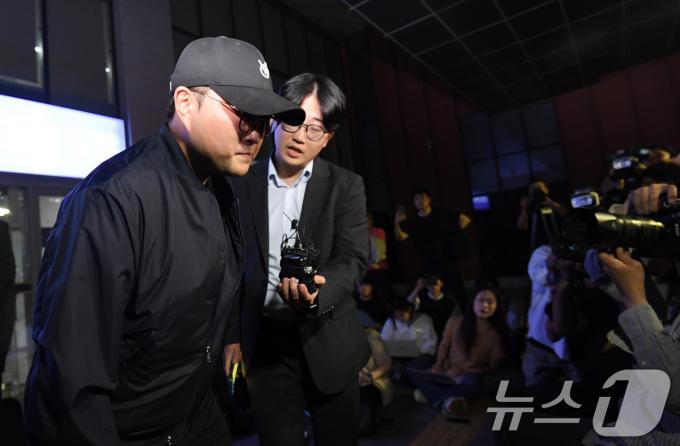 [사진] 9시간 조사 끝 귀가하는 김호중