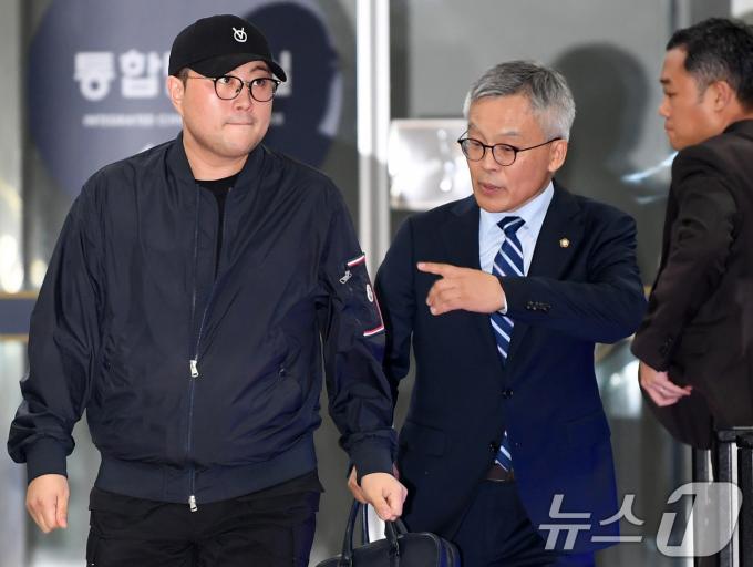 [사진] 조남관 변호사와 나오는 김호중