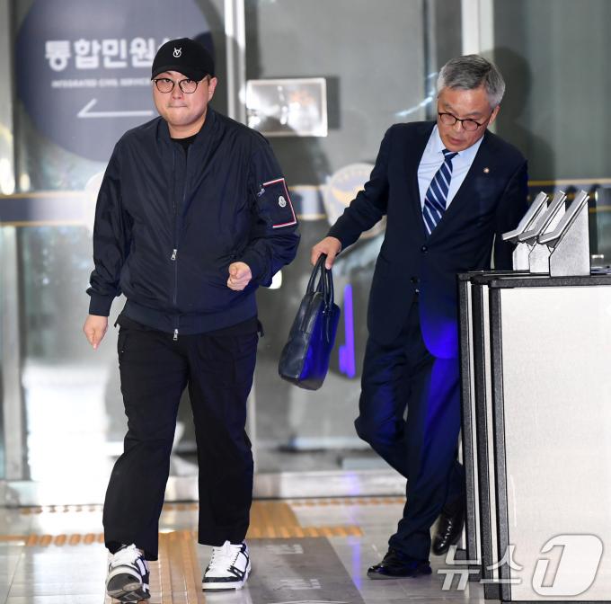 [사진] 조남관 변호사와 나오는 김호중