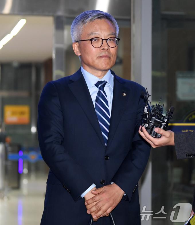 [사진] 답변하는 조남관 변호사