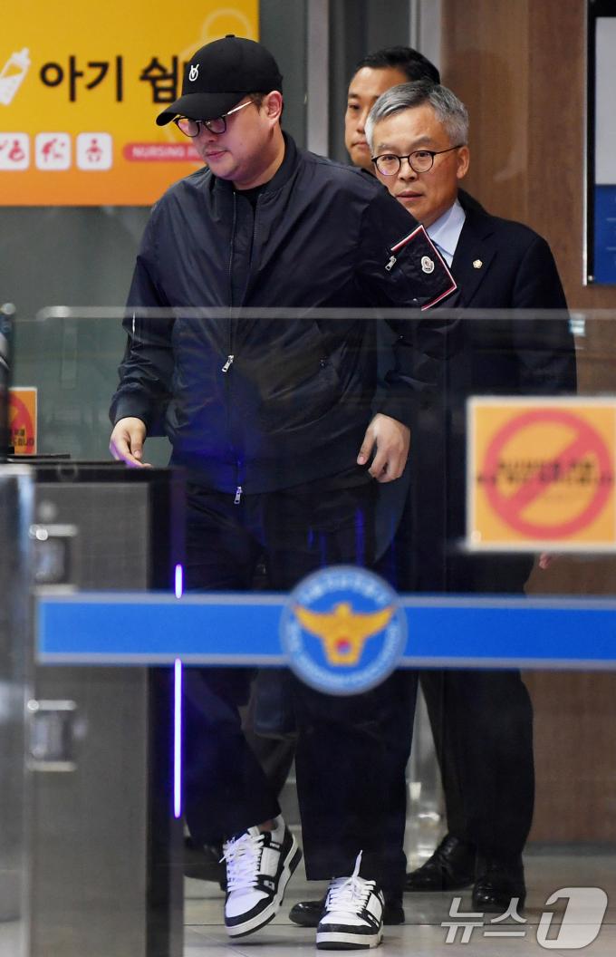 [사진] 조사 끝 귀가하는 김호중