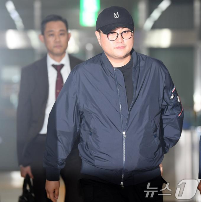 [사진] 무표정으로 경찰서 나오는 김호중