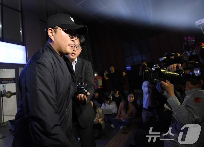 [사진] 9시간 조사 끝 귀가하는 김호중