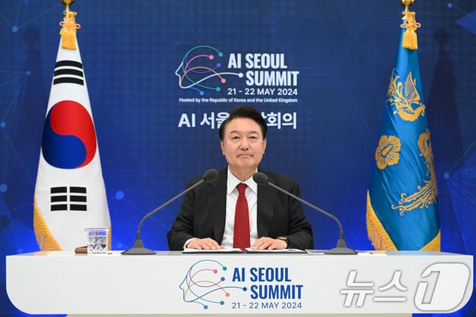 윤석열 대통령이 21일 청와대 영빈관에서 주요 7개국(G7)을 비롯한 주요국 정상과 국제기구 수장 등이 참석하는 'AI(인공지능) 서울 정상회의'를 화상으로 주재하고 있다. (대통령실 제공) 2024.5.21/뉴스1 ⓒ News1 오대일 기자