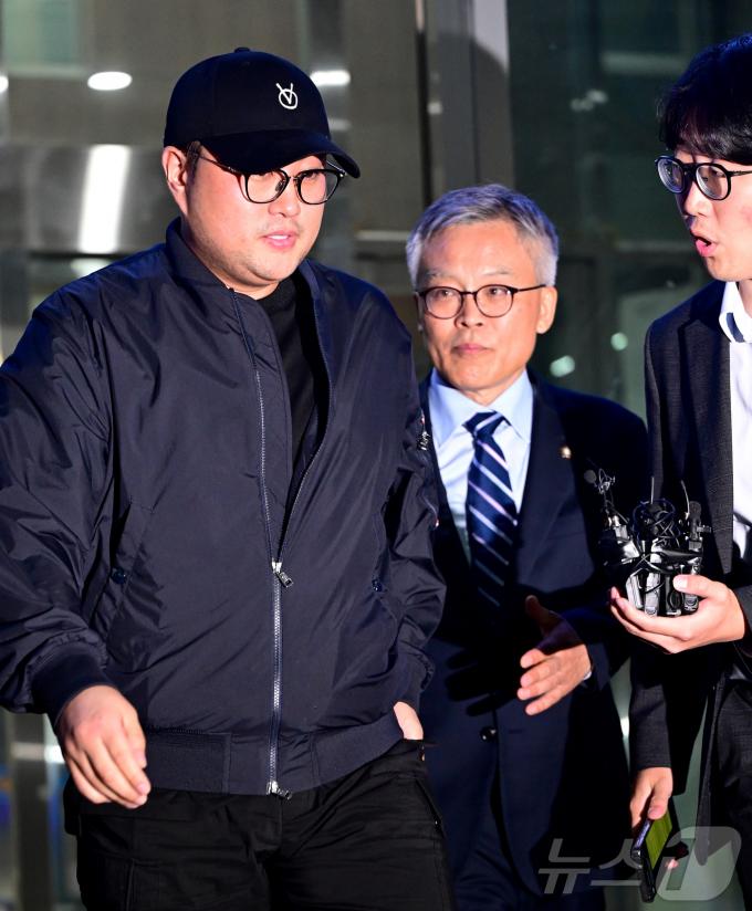 [사진] 조사 마치고 귀가하는 김호중