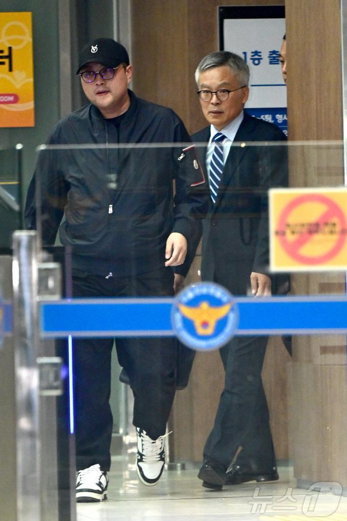 [사진] 변호인과 나오는 김호중