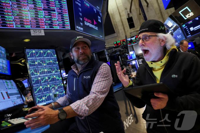 S&P500-나스닥 사상 최고치 경신에 환호하고 있는 미증시 트레이더들. ⓒ 로이터=뉴스1