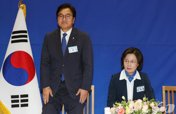 더불어민주당 국회의장 후보 당선자 우원식 의원이 16일 서울 여의도 국회 의원회관에서 열린 제22대 국회 전반기 국회의장단 후보 선출을 위한 더불어민주당 당선자총회에서 당선자로 발표되자 '내가?