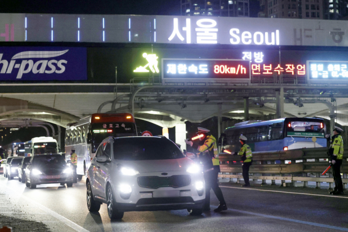 지난달 자동차보험 손해율이 80%를 넘어서며 보험료 인상 압박이 시작될 것이라는 예상이 나온다. 경찰청이 18일 경기 성남시 경부고속도로 서울톨게이트 부산방향에서 전국 고속도로 교통사고 감소를 위한 음주단속을 실시하고 있다./사진=뉴시스