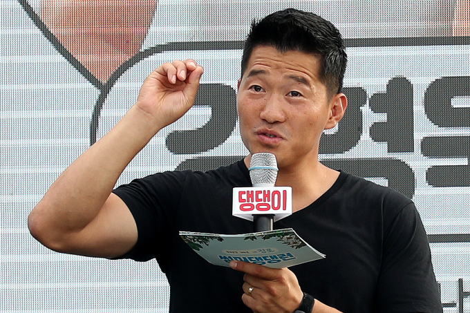 반려동물 훈련사 강형욱이 운영하던 업체에서 직장 내 갑질 폭로가 쏟아지고 있지만, 정작 강형욱은 해명 없이 침묵하고 있다. 사진은 지난 2019년 8월 강원 강릉시 경포호수광장에서 열린 '경포 썸머댕댕런'에 참석한 반려견훈련사 강형욱. /사진=뉴스1