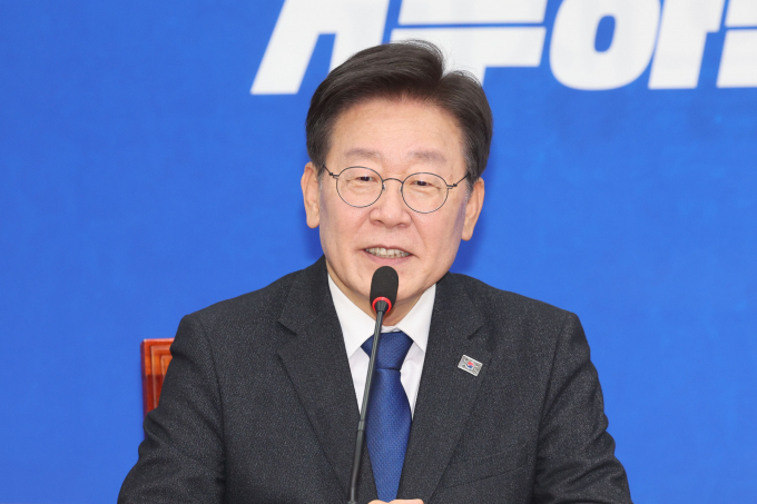 이재명 더불어민주당 대표가 당원 탈당 사태에 대해 "소수의 팬덤 아니냐는 지적 있는데 실제로는 아니다"라고 밝혔다. 사진은 이 대표가 지난 21일 서울 여의도 국회에서 허은아 개혁신당 대표를 접견한 뒤 발언하는 모습. /사진=뉴시스
