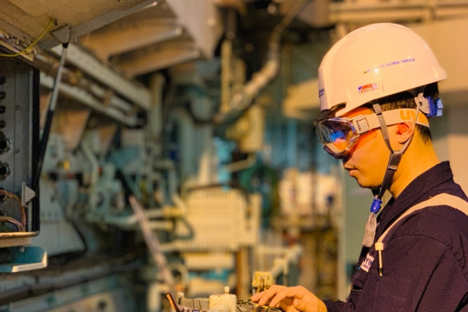 HD 스마트케어 부산 센터 직원이 선박 방문 점검 서비스를 제공하고 있다. /사진=HD 한국조선해양