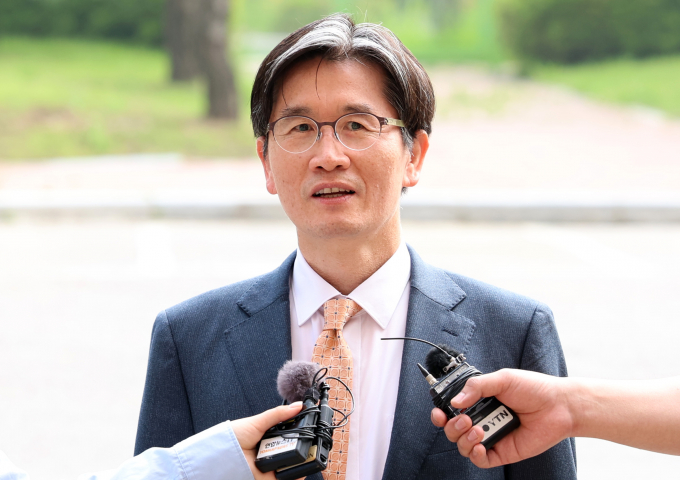 오동운 신임 고위공직자범죄수사처(공수처) 처장이 22일 차장 인선에 대한 질문에 "수사 역량 관점에서 모시려고 한다"고 밝혔다. 사진은 오 처장이 22일 경기 과천시 관문로 공수처로 첫 출근하며 소감을 전하는 모습. /사진=뉴시스