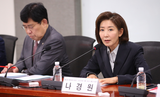 나경원 국민의힘 당선인(서울 동작을)이 당대표 출마 여부에 대해 전당대회 시기가 결정되면 고민해보겠다고 말했다. 사진은 나 당선인(오른쪽)이 지난 16일 서울 여의도 국회 의원회관에서 열린 대한민국의 지속 가능한 내일을 위한 저출산과 연금개혁 세미나에서 개회사를 하는 모습. /사진=뉴스1