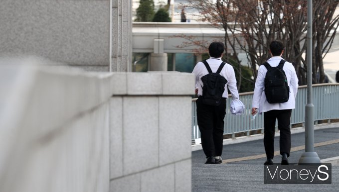 한국대학교육협의회가 2025학년도 대입전형 시행계획 변경 사항을 심의하는 날이 오는 24일로 다가왔다. 정부는 병원을 떠난 전공의를 대상으로 행정처분을 하겠다고 압박하고 있고 의료계는 의대 증원에 반대하며 원점부터 재검토해야 한다는 주장을 하고 있다. /사진=임한별 기자