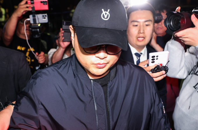 가수 김호중이 음주 뺑소니 혐의로 경찰 조사를 받은 가운데 결정적 증거인 블랙박스 메모리카드의 행방에 관심이 집중된다. 사진은 지난 21일 서울 강남경찰서에서 조사를 마치고  나온 가수 김호중. /사진=뉴스1