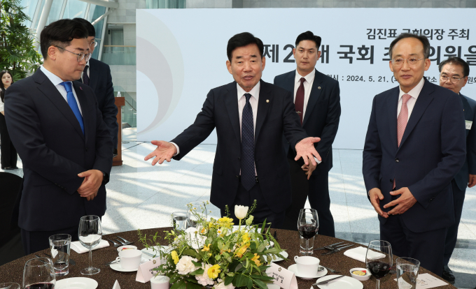 김진표 국회의장이 오는 29일 임기를 마치는 것에 대해 "개헌과 선거제도 등 개혁 과제에 국회의 모든 역량을 쏟았지만 결실을 보지 못한 아쉬움은 크다"고 말했다. 사진은 김 의장(가운데)이 지난 21일 서울 여의도 국회 의원회관에서 열린 제22대 국회 초선의원을 위한 오찬에서 인사말을 하는 모습. /사진=뉴시스(공동취재) 