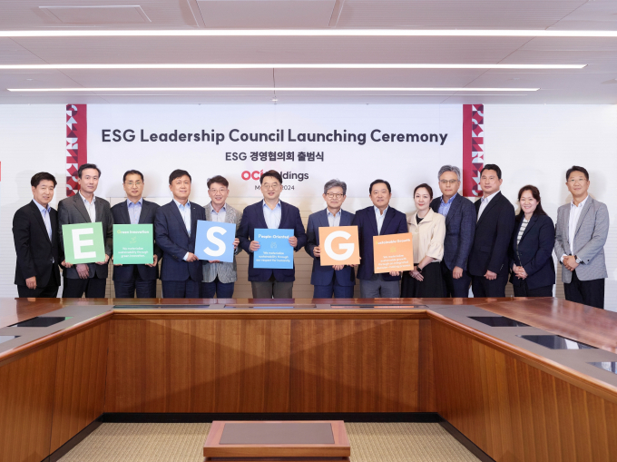 OCI홀딩스가 환경·사회·지배구조(ESG) 경영협의회를 출범했다. 사진은 ESG 경영협의회 출범식 이후 기념 사진을 촬영하는 이우현 회장(가운데) 등 주요 경영진. /사진=OCI홀딩스 제공