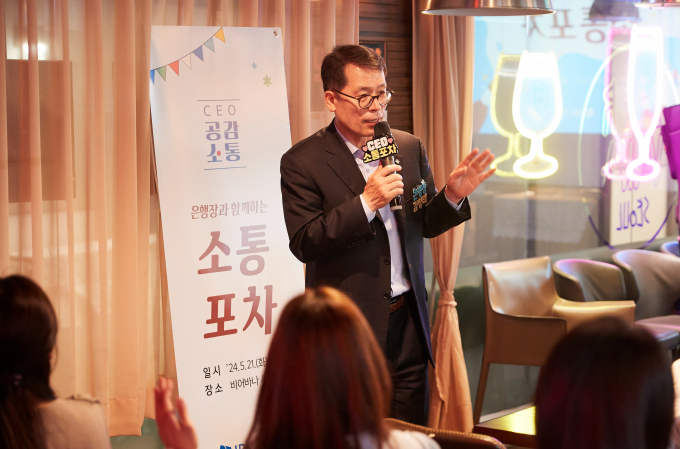 지난 21일 서울 중구 기업은행 본점 인근 한 맥주집에서 열린'소통포차'에서 김성태 IBK기업은행장이 직원들과 대화를 하고 있는 모습./사진=IBK기업은행