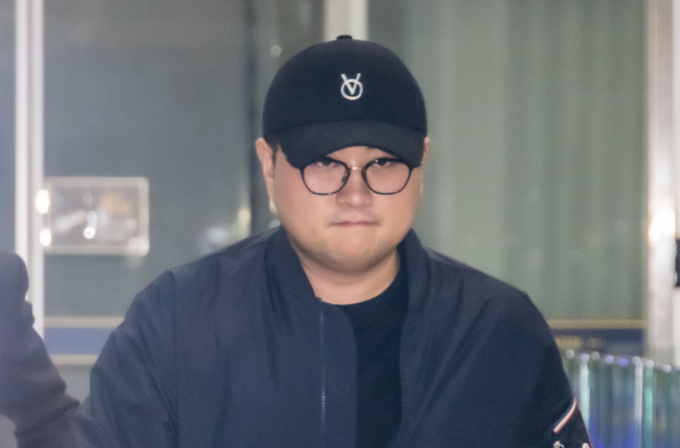 경찰이 음주 뺑소니 혐의로 가수 김호중(33)에 대한 구속 영장을 청구한 가운데 김호중 측이 영장 청구와 관계없이 예정된 콘서트 일정을 소화하겠다고 설명했다. 사진은 지난 21일 서울 강남경찰서에서 조사를 마치고 나온 가수 김호중. /사진=뉴스1