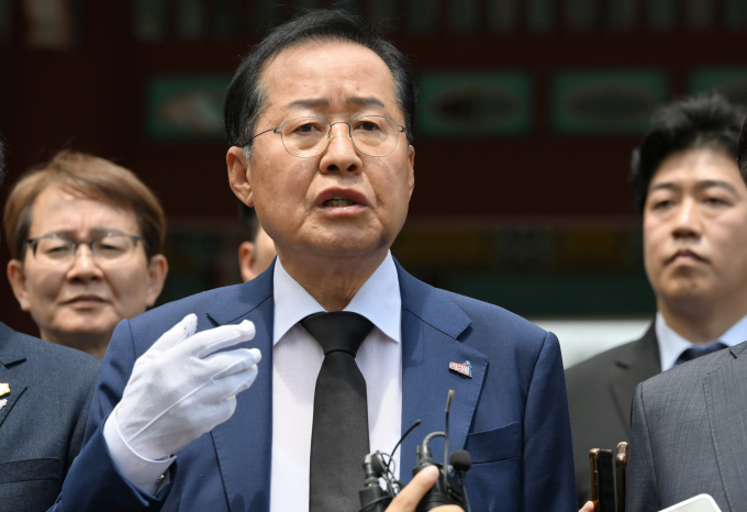 홍준표 대구시장이 국민의힘 탈당설을 일축했다. 사진은 홍 시장이 지난 17일 광주 북구 운정동 국립5·18민주묘지 참배를 마친 뒤 취재진과 질의응답을 하는 모습. /사진=뉴시스