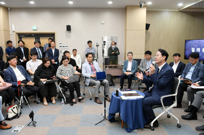 정명근 화성시장이 22일 취임 700일을 맞아 현안에 대해 언론인들의 질문에 답변하고 있다. / 사진제공=화성시 