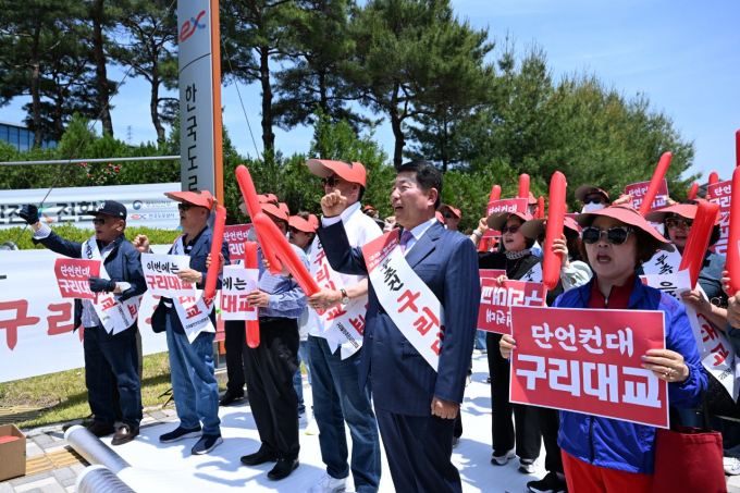 백경현 구리시장(앞줄 오른쪽 두 번째)이 구리발전추진시민연대 등 구리시민 100여 명과 함께 ‘구리대교 명명 집회'에 참여하고 있다. /사진제공=구리시