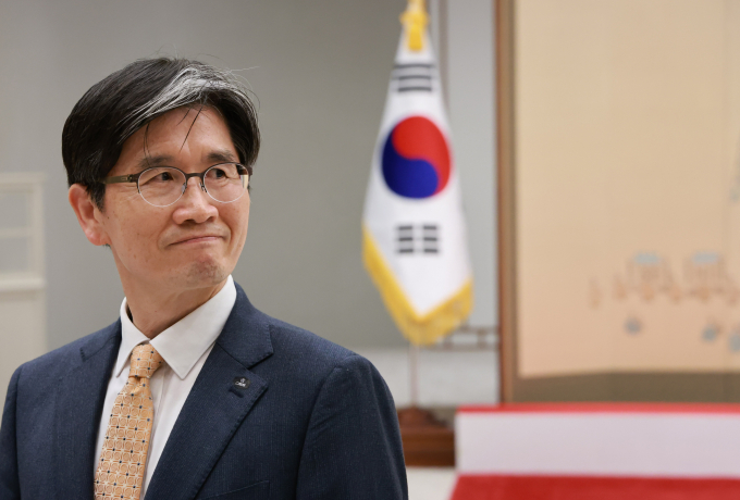 오동운 고위공직자범죄수사처장(공수처장)이 지난 22일 윤석열 대통령으로부터 임명장을 받았다. 사진은 오 공수처장이 지난 22일 서울 용산 대통령실 청사에서 윤 대통령으로부터 임명장을 받기 위해 기다리는 모습. /사진=뉴시스(대통령실통신사진기자단) 