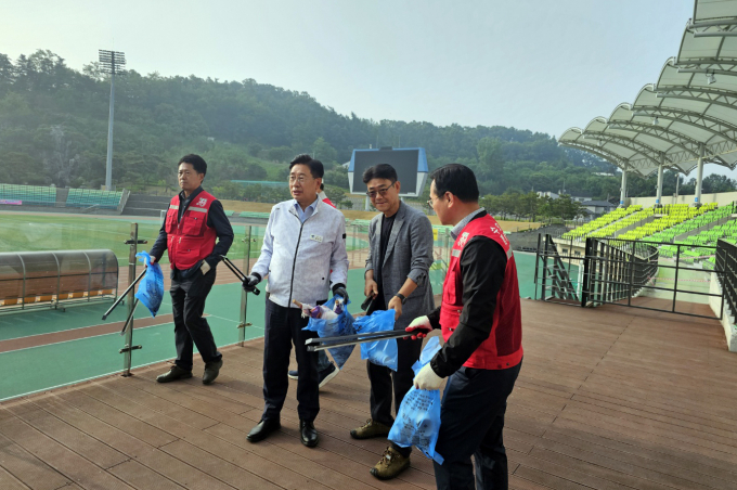 전진선 양평군수(왼쪽 두 번째)가 물맑은양평종합운동장에서 진행된 '수요 클린 양평 캠페인'에서 군청 출입기자단과 함께 환경정화 활동을 하고 있다. /사진=이건구 기자
