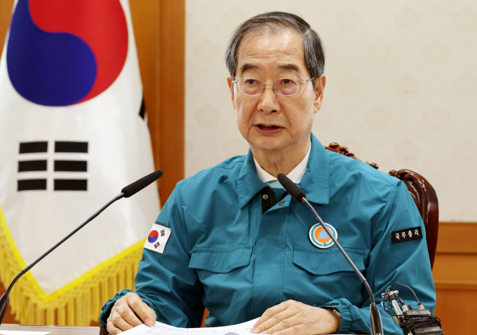 한덕수 국무총리가 노후된 원도심의 광역적인 정비를 활성화하기 위해 재건축 규제를 완화하겠다고 밝혔다. 사진은 한 총리가 22일 서울 종로구 정부서울청사에서 열린 의사집단행동 중앙재난안전대책본부(중대본) 회의에 참석해 발언하는 모습. /사진=뉴시스