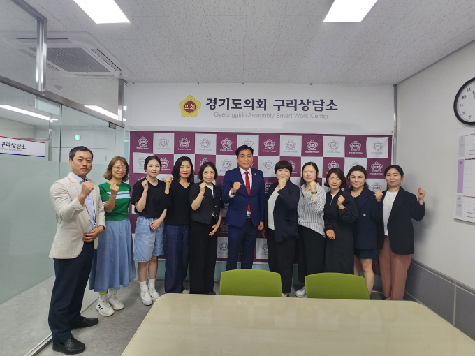 이은주 경기도의원(오른쪽 여섯번째)이 21일 경기도의회 구리상담소에서 장자초등학교 학부모들과 정담회에 앞서 기념촬영을 하고 있다. /사진제공=경기도의회