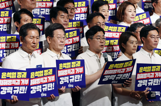 더불어민주당이 22대 국회 개원과 함께 민생·개혁 입법 56건을 신속 추진하겠다고 전했다. 사진은 이재명 민주당 대표(맨앞 왼쪽 두번째)와 박찬대 민주당 원내대표(맨앞 가운데) 등 민주당 국회의원 당선인들이 22일 충남 예산군 스플라스 리솜에서 열린 제22대 국회 당선인 워크숍에서 윤석열 대통령의 채상병 특검법 거부권 규탄 성명을 발표하는 모습. /사진=뉴스1