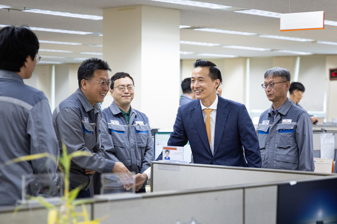 김동관 한화그룹 부회장이 한화오션 거제사업장에 방문해 직원들과 인사를 나누고 있다. /사진=한화오션