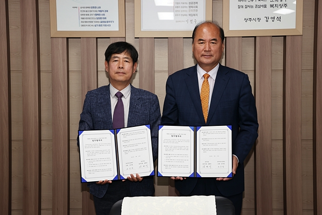 오수정 상주여고 교장(왼쪽)과 강영석 상주시장이 자율형 공립고 2.0 추진 업무협약서를 들어보이고 있다./사진제공=경북 상주시