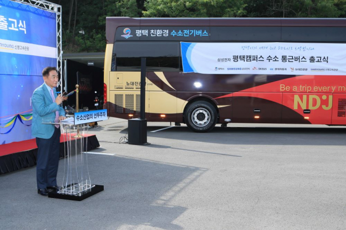  정장선 평택시장이 22일 수소 통근버스 출고식에서 인사말을 하고 있다. / 사진제공=평택시