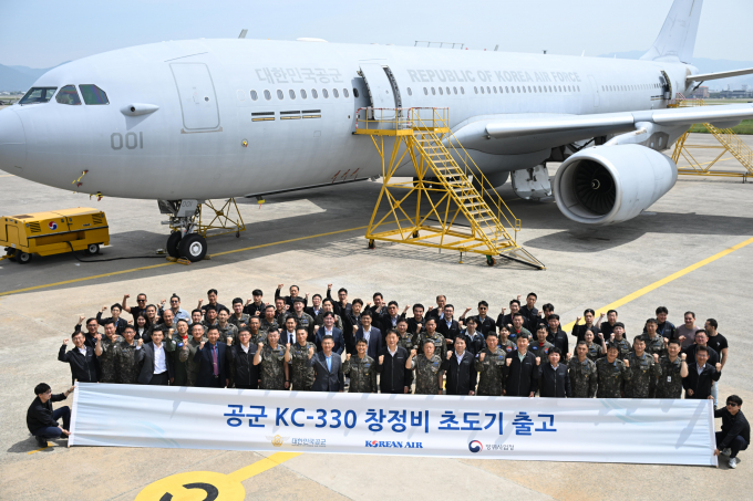 대한항공 항공우주사업본부는 최근 부산 강서구 대한항공 테크센터에서 KC-330 창정비 초도기 출고식을 열었다. 사진은 출고식에 참석한 관계자들이 기념사진을 촬영하는 모습/사진제공=대한항공