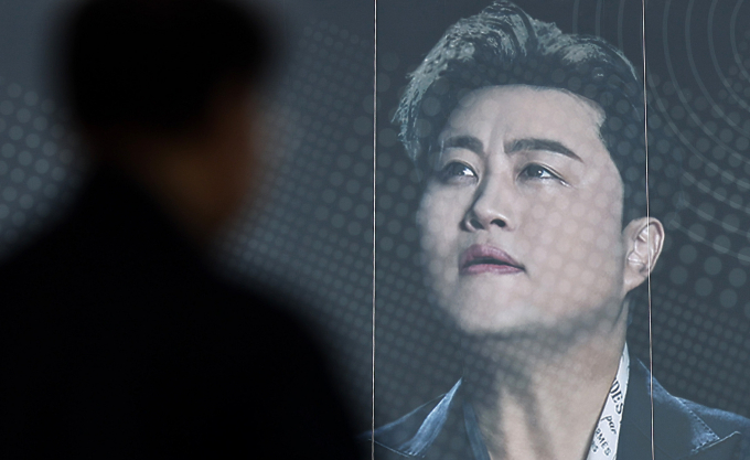가수 김호중(33)이 이번 주말 공연을 끝으로 모든 활동을 중단, 자숙의 시간을 갖겠다고 밝혔다.사진은 22일 서울 송파구 올림픽공원  KSPO돔(체조경기장)에 설치된 '월드 유니온 오케스트라 슈퍼 클래식 : 김호중 & 프리마돈나’ 현수막 앞으로 시민들이 지나가는 모습. /사진=뉴스1
