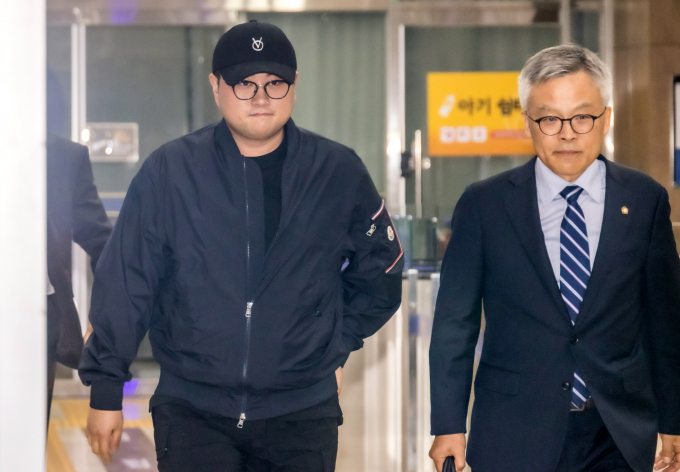 검찰이 음주 뺑소니 혐의를 받는 가수 김호중씨(33)와 소속사 관계자들에 대한 구속영장을 청구했다. 사진은 김씨(왼쪽)가 지난 21일 서울 강남구 강남경찰서에서 경찰 조사를 받은 후 귀가하는 모습. /사진=뉴시스(공동취재) 