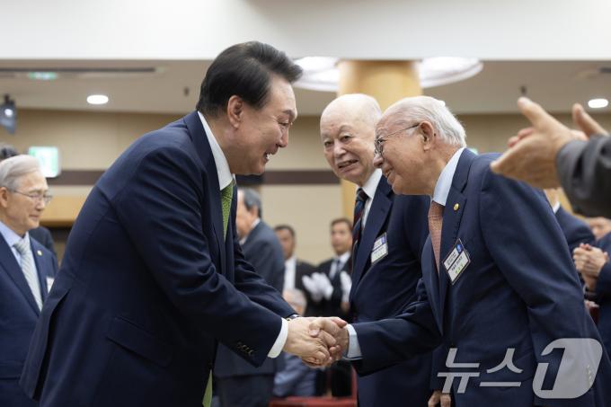 [사진] 윤 대통령, 학술원 개원 70주년 기념식 참석