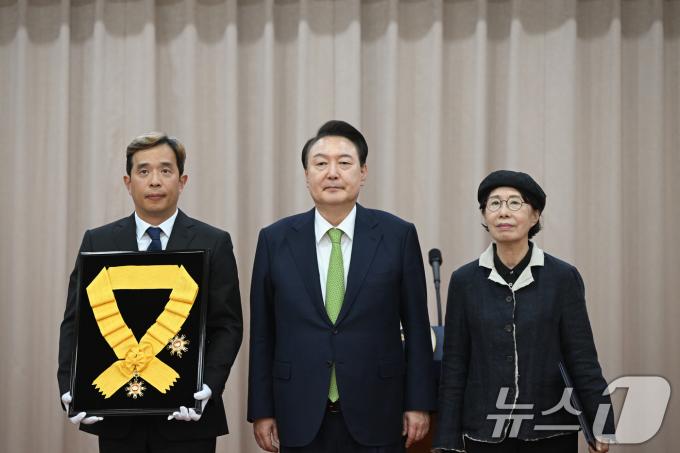 [사진] 국민훈장 무궁화장 수여하는 윤 대통령