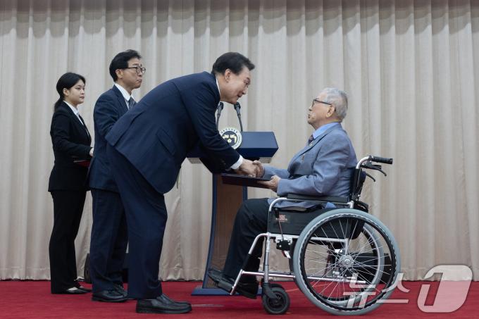[사진] 윤 대통령, 국민훈장 무궁화장 수여
