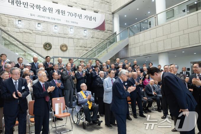 [사진] 참석자들에게 인사하는 윤 대통령